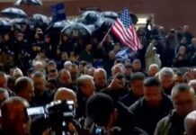 Berisha del nga selia e PD-së, i shoqëruar nga protestuesit drejt tubimit të 20 Shkurtit