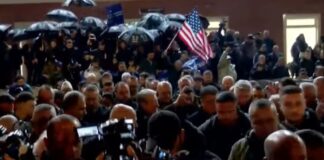 Berisha del nga selia e PD-së, i shoqëruar nga protestuesit drejt tubimit të 20 Shkurtit