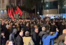 Merret udhëzimi i parë i protestës së opozitës, marshojnë drejt drejtorisë së policisë