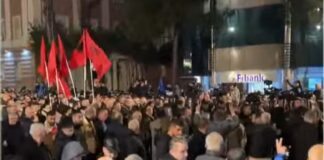 Merret udhëzimi i parë i protestës së opozitës, marshojnë drejt drejtorisë së policisë