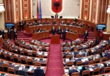 Miratohet me 72 vota pro kalendari 3-javor i punimeve të Kuvendit, Shehaj kundërshton afër foltores