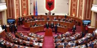 Miratohet me 72 vota pro kalendari 3-javor i punimeve të Kuvendit, Shehaj kundërshton afër foltores