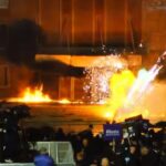 Protestuesit e PD-së lëshojnë molotovët në drejtim të kryeministrisë, përfshihen nga flakët policia