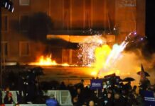 Protestuesit e PD-së lëshojnë molotovët në drejtim të kryeministrisë, përfshihen nga flakët policia