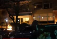 FOTOLAJM/ Plasin molotovët te Vila e Enverit, merr flakë godina! Raportohet për njerëz brenda saj