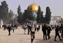 VIDEOLAJM/ Gaz lotsjellës në xhaminë Al-Aksa, forcat izraelite shpërndajnë besimtarët