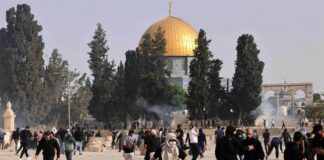 VIDEOLAJM/ Gaz lotsjellës në xhaminë Al-Aksa, forcat izraelite shpërndajnë besimtarët