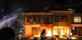 Sulmi me molotovë në ‘Vilën 31’ nga militantët e PD, reagon ambasada franceze: Vënia në rrezik e rezidentëve dhe dëmet janë të patolerueshme