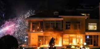 Pas molotovëve ndaj Vilës me artistë, PD nesër protestë, mesazh strukturave: Mblidhemi para Kryeministrisë