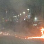Fotolajm/ Militantët e Berishës nuk kursejnë as makinat me molotovë