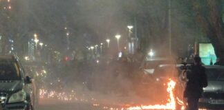 Fotolajm/ Militantët e Berishës nuk kursejnë as makinat me molotovë