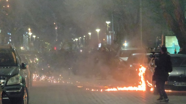 Fotolajm  Militantët e Berishës nuk kursejnë as makinat me molotovë