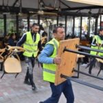 Bashkia Tiranë ndërhyn në ish-Bllok, hiqen tavolinat dhe karriget e vendosura në mënyrë të paligjshme, Sulaj: Hapësira publike u rikthehet qytetarëve