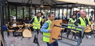 Bashkia Tiranë ndërhyn në ish-Bllok, hiqen tavolinat dhe karriget e vendosura në mënyrë të paligjshme, Sulaj: Hapësira publike u rikthehet qytetarëve