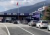 Fluks në pikën kufitare të Morinës, 3 mijë qytetarë nga Kosova zgjedhin të kalojnë fundjavën në Shqipëri