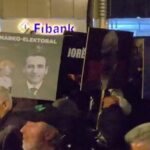 ‘Grupi i zjarrit’ nuk mungon në protestën e PD, fshihet nën kapuçët e zinj dhe pankarta