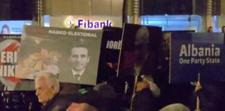 ‘Grupi i zjarrit’ nuk mungon në protestën e PD, fshihet nën kapuçët e zinj dhe pankarta