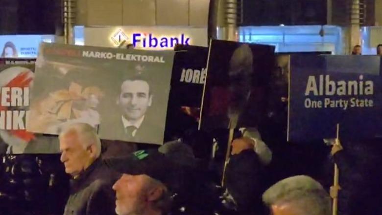  Grupi i zjarrit  nuk mungon në protestën e PD  fshihet nën kapuçët e zinj dhe pankarta