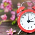 Nesër ndryshon ora, akrepat lëvizin 60 minuta para! Flemë më pak, por ditët me diell zgjasin më shumë