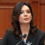 ‘Elisa ka bërë zhurmë në orë të mësimit’, Manjani satirizon panoramën politike të fundjavës