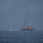 Çmimet e naftës kalojnë 100 dollarë për fuçi për shkak të sulmeve iraniane ndaj anijeve tregtare