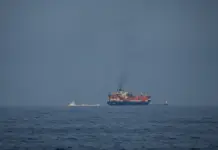 Çmimet e naftës kalojnë 100 dollarë për fuçi për shkak të sulmeve iraniane ndaj anijeve tregtare