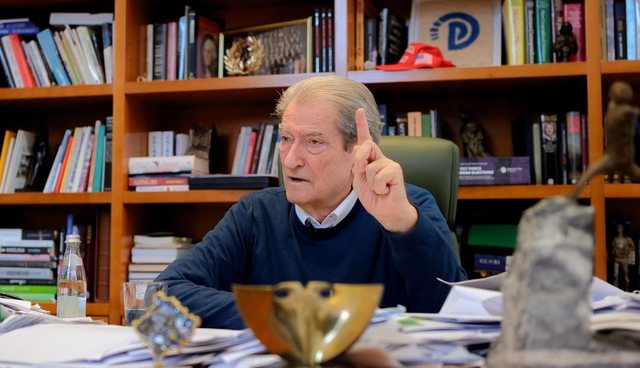 Gjuetia e shtrigave e Berishës  dëshpërim apo taktikë 