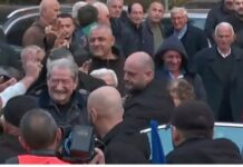 Protesta kombëtare/ Berisha mbërrin në selinë blu, pritet nga mbështetësit
