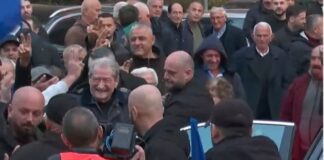 Protesta kombëtare/ Berisha mbërrin në selinë blu, pritet nga mbështetësit