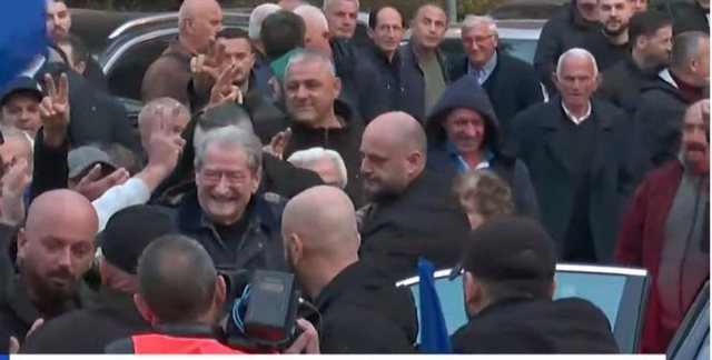 Protesta kombëtare  Berisha mbërrin në selinë blu  pritet nga mbështetësit