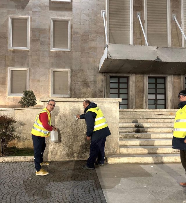 FOTO  Balla  Punonjësit e bashkisë riparuan dëmet e huliganëve të Sali Berishës