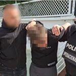 Hyn i armatosur në një lokal, godet pronarin dhe terrorizon klientët: Arrestohet 28 vjeçari