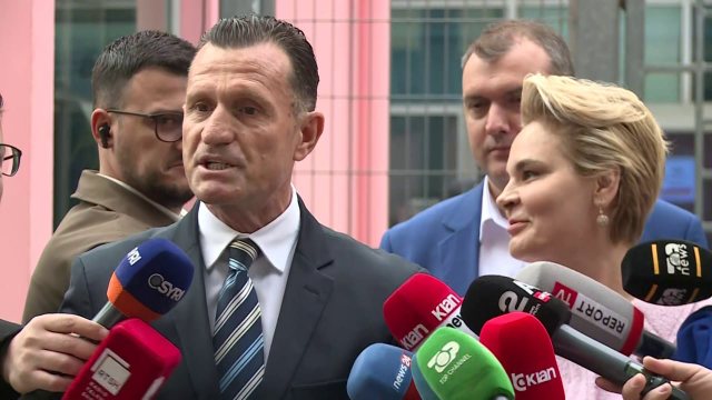  Zoti Kryemadhi   Avokati i Metës bën lapsus  Monika  Jam zonja o shoku  mos u provoko