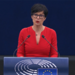 Kë e mendon Marta Kos kur flet për kalin e Trojës?