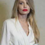 Angelina Jolie tërheq vëmendjen në Shangai me buzëkuq të kuq dhe stil elegant në eventin e Tom Ford