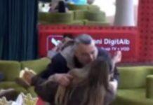 E papritur/ Rogerti puth Juelën: Rrezikoj divorcin nga gruaja…(VIDEO)