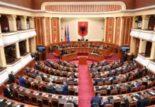 PS i drejtohet Sekretariatit të Etikës, kërkon përjashtimin nga punimet e Kuvendit të Klevis Balliut dhe Gazment Bardhit