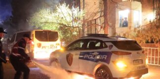 Dy efektivë të “Shqiponjave” të lënduar nga molotovët, dërgohen në Spitalin Ushtarak