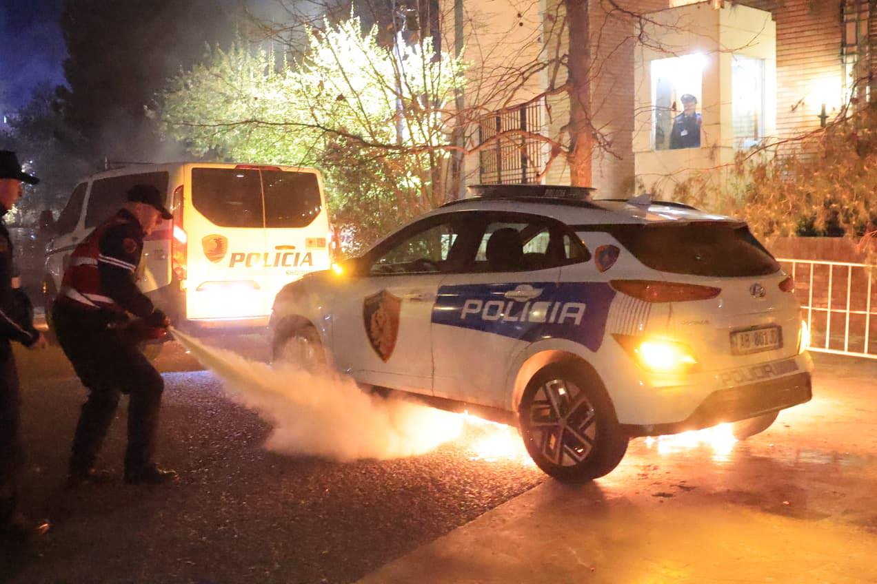 Dy efektivë të “Shqiponjave” të lënduar nga molotovët, dërgohen në Spitalin Ushtarak