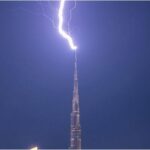 Dubai ‘pushtohet’ nga stuhitë e forta, rrufeja godet Burj Khalifan