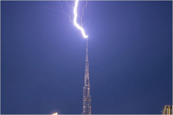 Dubai  pushtohet  nga stuhitë e forta  rrufeja godet Burj Khalifan