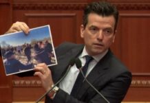 Bllokoi foltoren e Kuvendit dhe pengoi zhvillimin normal të seancës, PS kërkon përjashtimin e Agron Shehajt për 20 ditë nga parlamenti