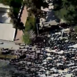 Në seancë po lexohet raporti për Ballukun, jashtë një grusht i vogël militantësh të Berishës presin