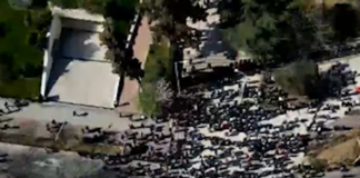 Në seancë po lexohet raporti për Ballukun, jashtë një grusht i vogël militantësh të Berishës presin