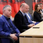 FOTOT: Të vrenjtur dhe kokë ulur përballë Berishës