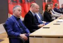 FOTOT: Të vrenjtur dhe kokë ulur përballë Berishës