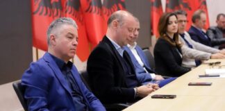 FOTOT: Të vrenjtur dhe kokë ulur përballë Berishës