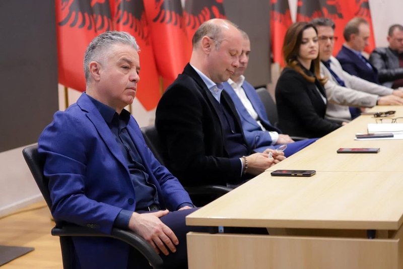 FOTOT  Të vrenjtur dhe kokë ulur përballë Berishës