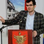 Elisa Spiropali homazh për Lapardhanë: Mbi të gjitha Njeriu Namir ishte krijesa më e pasherr në arenën e zhurmshme shqiptarët