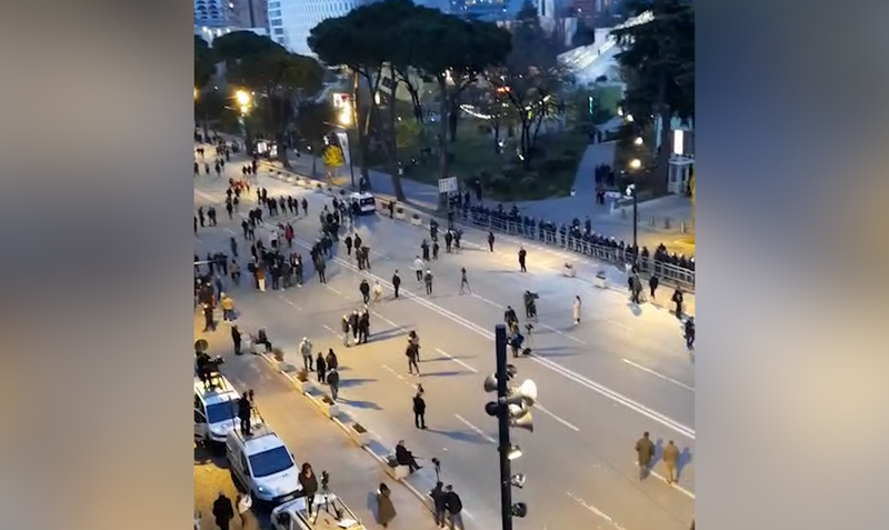 Pamjet me dron  Nis protesta e PD  pjesëmarrje e ulët kryeministrisë  VIDEO 